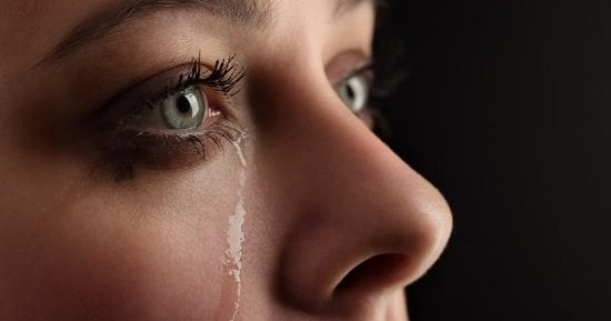 صحيح دموع الفرح مرتبطة بالعين اليمين والحزن بالشمال؟.. اعرف رأى العلم