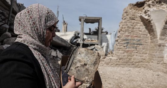 باحثان فلسطينيان يفوزان بجائزة اليونسكو لإنقاذ مخطوطات غزة من الحرب