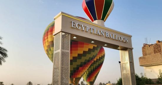 أجواء وبشائر الموسم السياحى الشتوى فى قلب الأقصر.. البالون الطائر يعود لقلب السماء بتدريبات إجازة لمدربين البالون قبل تحليقهم بالسائحين.. ورحلات لملكات جمال العالم للاستمتاع فى معابد ومقابر الأقصر التاريخية
