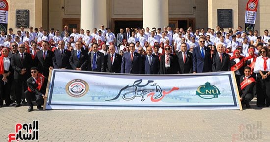 يا مصر بتعمليها ازاى.. تفاعل قيادات جامعة القاهرة الأهلية على نغمات فريق الكورال