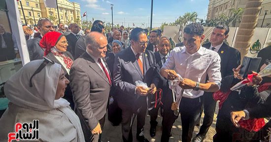 خصم الأوائل.. مطالب طلاب سياسة واقتصاد بجامعة القاهرة الأهلية من رئيس الجامعة