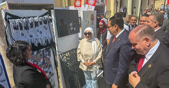 حوار بين رئيس جامعة القاهرة الأهلية وطلاب حول الضوابط الجامعية.. تفاصيل
