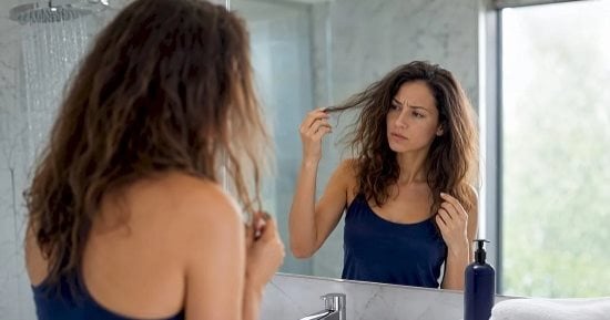 قبل ما تغيرى منتجات شعرك.. إزاى تعرفى إن مياه الاستحمام هى المشكلة؟
