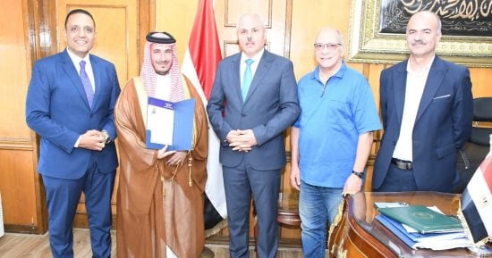 رئيس جامعة قناة السويس يستقبل أول باحث سعودى يحصل على الماجستير المهنى 