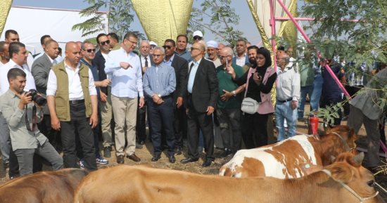 وزير الزراعة ومحافظ بني سويف يتفقدان أنشطة ومعرض منتجات مبادرة القرية المنتجة بقرية إفو