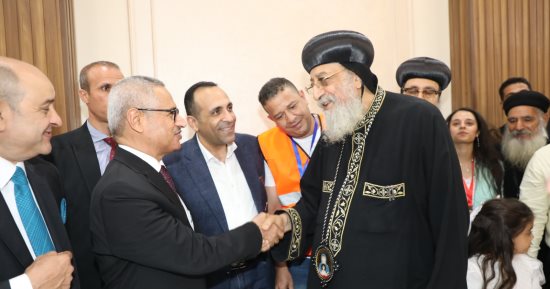 محافظ بني سويف يلتقي قداسة البابا تواضروس الثاني في ختام زيارته للمحافظة