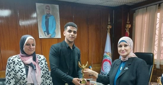نقيب التمريض تكرم علي محمد وتمنحه «أوسكار النقابة» ومنحة دراسية