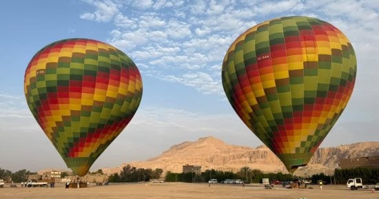 لأول مرة منذ 3 شهور.. سماء الأقصر تشهد عودة السياح للتحليق برحلات البالون الطائر