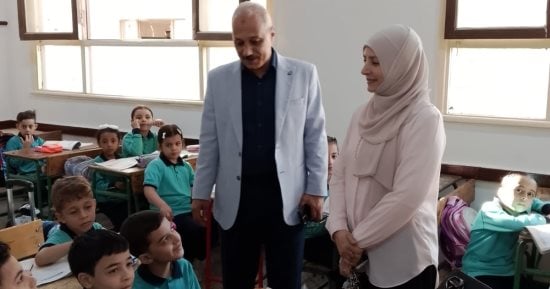 مدير تعليم المنيا يجرى جولة تفقدية على المدارس لمتابعة الدراسة