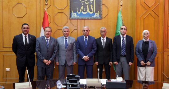محافظ الإسماعيلية يشهد توقيع عقود عمل لأبناء المحافظة بشركة لقاحات