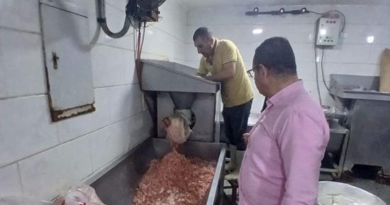 ضبط 2.25 طن لحوم مجهولة المصدر داخل منشأة لتصنيع الكفتة والسجق بالجيزة