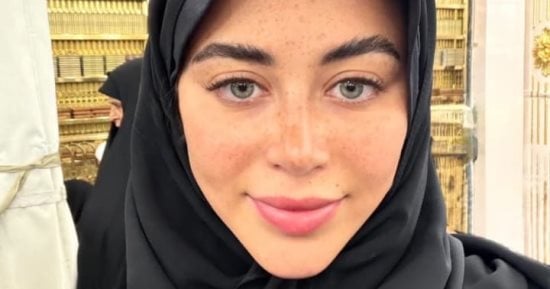 يارا السكري تؤدى مناسك العمرة وتنشر صورة من داخل الروضة الشريفة