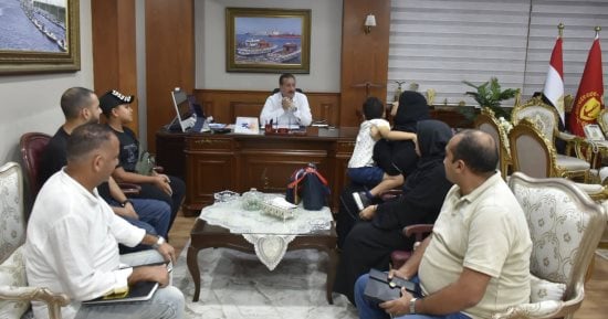 محافظ بورسعيد يوجه بتوفير فرصة عمل لزوجة شاب توفى فى حادث 