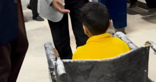 محافظ سوهاج يسلم كرسيا متحركا لطفل مريض ويوجه بتوفير علاجه وجلساته الطبية