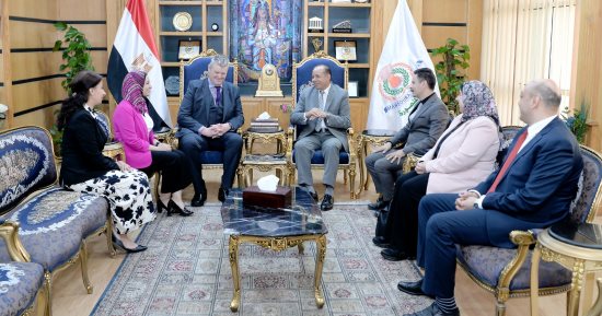رئيس جامعة المنصورة يستقبل وفد جامعة مانشستر لمتابعة برنامج الصيدلة المنصورة–مانشستر