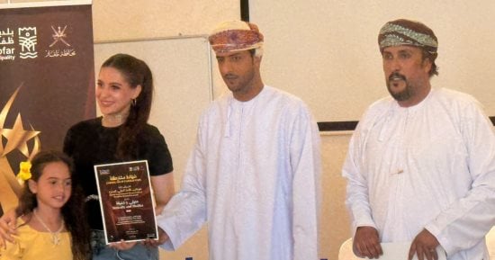 رئيس مهرجان ظفار الدولى للمسرح يكرم الفرق المشاركة فى الدورة الثانية