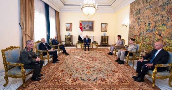 الرئيس السيسى يستقبل وزير الدفاع الوطني لليونان 