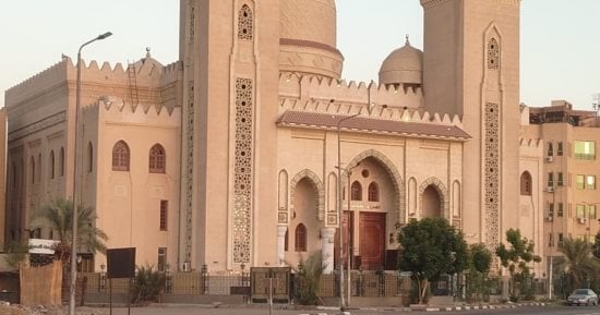 المسجد الجامع بأسوان.. صرح إسلامى على النيل يجمع عراقة العمارة وروحانية المكان.. قبة شاهقة بارتفاع 42 مترا ونجفة ضخمة مطلية بماء الذهب.. منارة لتحفيظ القرآن وموائد الرحمن.. ومشهد إيمانى يتصدر صلاة العيد.. صور