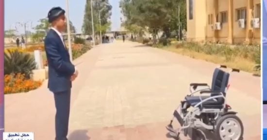 طلاب جامعة الدلتا التكنولوجية يبتكرون كرسيا متحركا يتحكم فيه المريض بعينيه