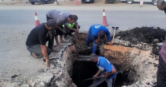 إصلاح تسرب خط الصرف وهبوط أرضى فى السنطة بالغربية