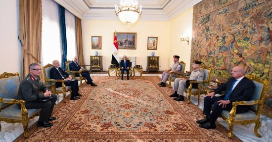 الرئيس السيسى يستقبل وزير الدفاع الوطنى اليونانى ويؤكد أهمية مواصلة العمل على تطوير الشراكة الاستراتيجية بين البلدين فى المجال العسكرى والدفاعى.. دندياس: نقدر الدور المهم لمصر للحد من الهجرة غير الشرعية