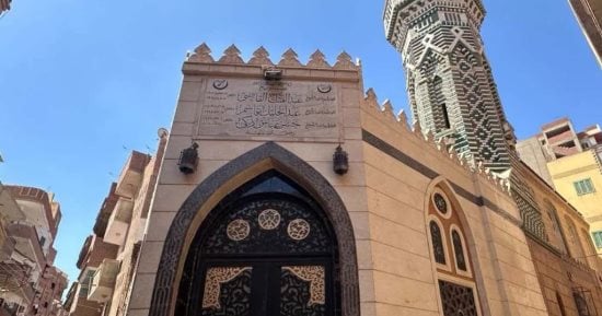 مساجد لها تاريخ.. مسجد سيدى القاضى بشبلنجة فى بنها.. منارةٌ للقرآن والعلم والدعوة منذ أكثر من 60 سنة.. تتلمذ على يد صاحبه شيخ الأزهر الأسبق.. وتوفى قبل البدء فى إنشائه.. وحضر افتتاحه الإمام الأكبر ووزير الأوقاف