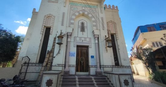 مسجد العمرى العتيق فى إسنا مقصد الأجيال فى رحاب التاريخ.. شاهد على 1000 عام ومئذنةٌ تحفظ ذاكرة المكان.. المسجد له موقع فريد بالقرب من معبد الإله خنوم ونهر النيل وشهد أعمال تطوير وتجديدات فى عصور مختلفة.. صور