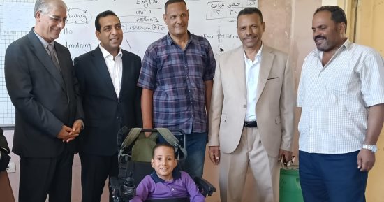 نائب محافظ قنا يكرم تلميذ من ذوي الهمم لعزيمته القوية
