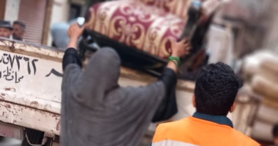محافظ القليوبية يتابع تجهيز شقة سيدة ترعى 7 أطفال عقب تسليمها عقدها أمس