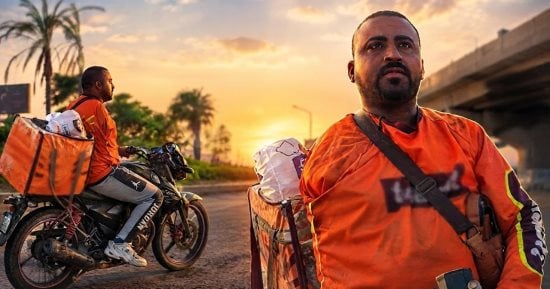 مشهد على موتوسيكل يخفي حكاية أب حارب الدنيا بإيد واحدة "باكلها بالحلال".. فيديو
