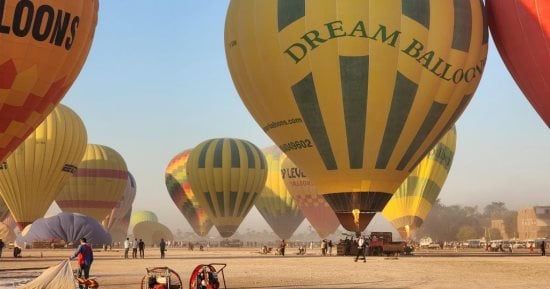 البالون الطائر يعود لسماء الأقصر.. فرحة السياح والعاملين بعودة الرحلات «فيديو»