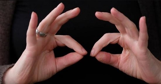 يوم لغة الإشارة.. اعرف تاريخ أول كتاب للغة الصم والبكم وكم عدد لغات الإشارة؟