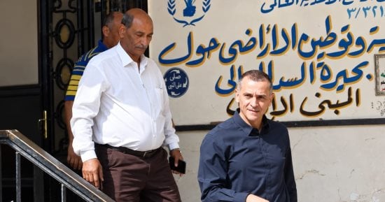 محافظ أسوان يتفقد مشروع قرى العون الغذائي ويتابع منظومتي الري والنقل