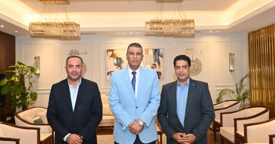 محافظ جنوب سيناء يكرّم مدير الشباب والرياضة السابق ويستقبل خلفه الجديد