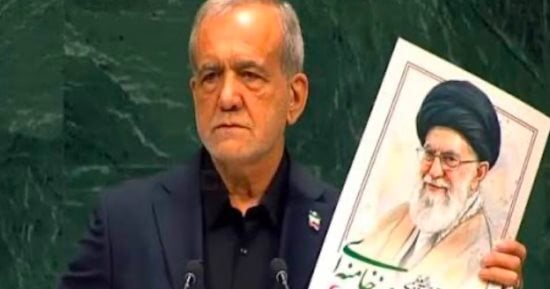 حرب إيران تهيمن على نقاشات الجمعية العامة للأمم المتحدة..ترامب يبحث مع رئيس الصين وبزشكيان يثير الجدل برفع صورة علي خامنئي.. ويؤكد: نحتاج إلى الطاقة النووية وتوصلنا مع عُمان ‬⁩إلى آلية للملاحة في"هرمز" 