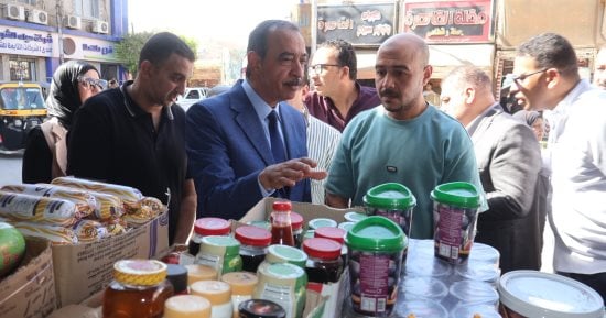 محافظ سوهاج يتفقد منفذًا لبيع السلع التموينية والاستهلاكية بمركز طهطا