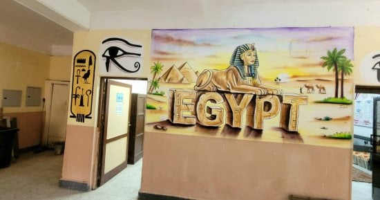 مدارس الأقصر تتزين برسومات الهوية الفرعونية