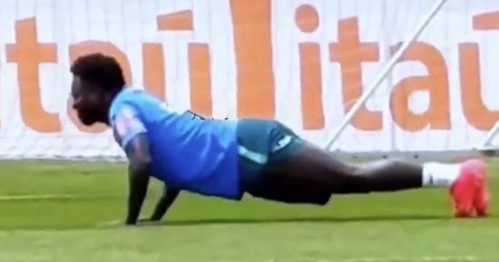 عقوبة طريفة من أنشيلوتى ضد فينسيوس في مران منتخب البرازيل.. فيديو