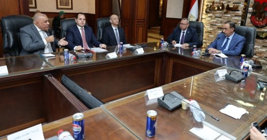 محافظ سوهاج يلتقي أعضاء مجلس الشيوخ.. ويؤكد على سرعة الاستجابة للمواطنين 