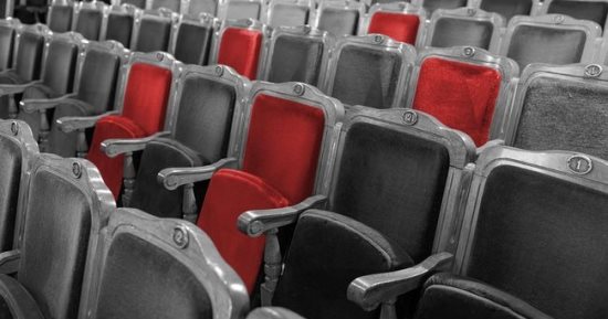 لماذا تكون مقاعد المسارح ودور السينما حمراء غالباً؟