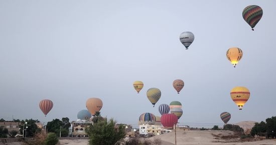 زوار العالم يستمتعون برحلات البالون الطائر فى الأقصر