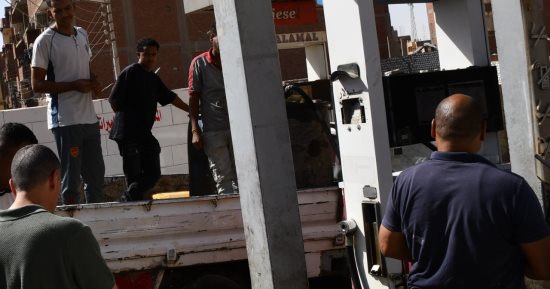 محافظ أسوان يفاجئ عدداً من محطات الوقود للتأكد من سلامة المنظومة