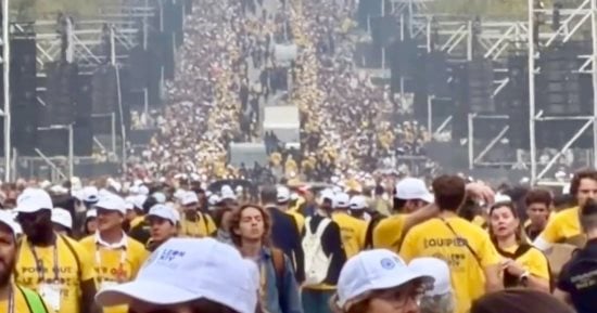 الآلاف يتوافدون على «الشانزليزيه» للمشاركة في قداس بابا الفاتيكان بالعاصمة الفرنسية