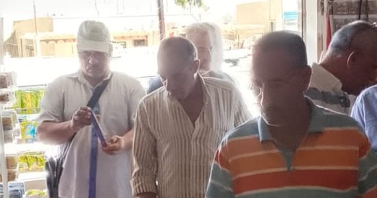 صحة المواطنين أولًا.. حملات مفاجئة لفحص الأغذية بمحلات نخل بوسط سيناء
