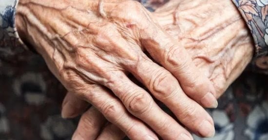 قانون رعاية المسنين يحدد عقوبة الحبس أو الغرمة لمن أهمل رعاية كبار السن 