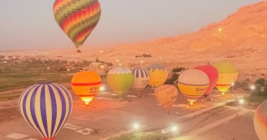 أجواء السعادة تنعش قلوب السائحين في رحلات البالون الطائر بعد توقف 3 شهور ونصف.. "اليوم السابع" يرصد بهجة الأجانب والعاملين في الموسم الشتوى.. وتحليق 100 رحلة أقلت أكثر من 2700 سائح من حول العالم في أول 3 أيام