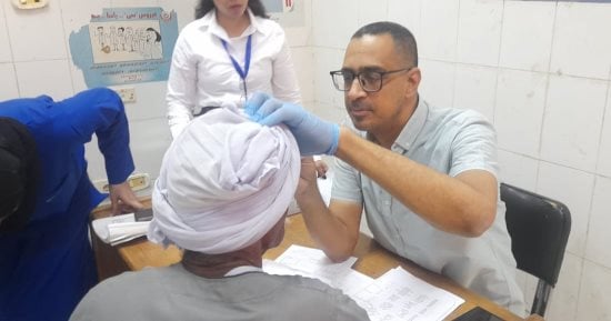الكشف على 778 مواطنا بقافلة طبية في قرية البراهمة بقنا
