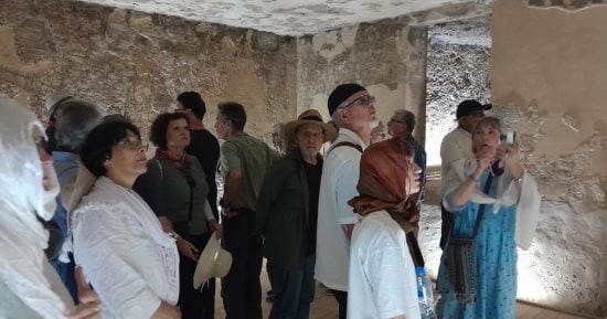 بالتزامن مع يوم السياحة العالمي.. وفد إنجليزي يزور منطقة تل العمارنة بالمنيا