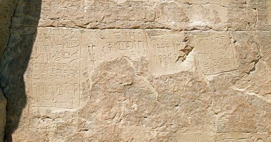 أسرار عمرها 6000 عامأ من التاريخ.. الكتابة المصرية القديمة تزين صخور وادى هلال بأسوان