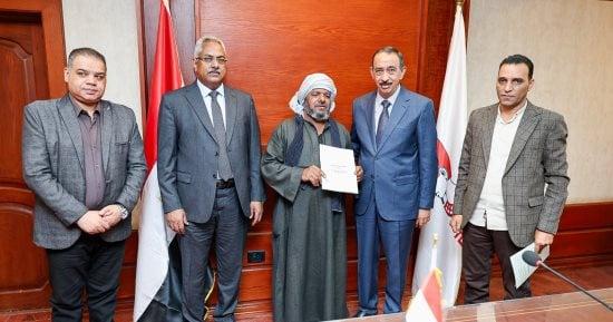 محافظ سوهاج يسلم عددا من عقود التقنين المؤمنة للمواطنين بمراكز المحافظة